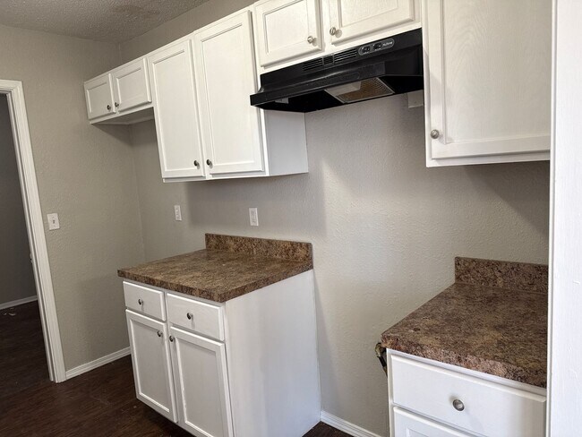 Building Photo - Start the year off in this charming 3 bed, 2 bath Broken Arrow home!