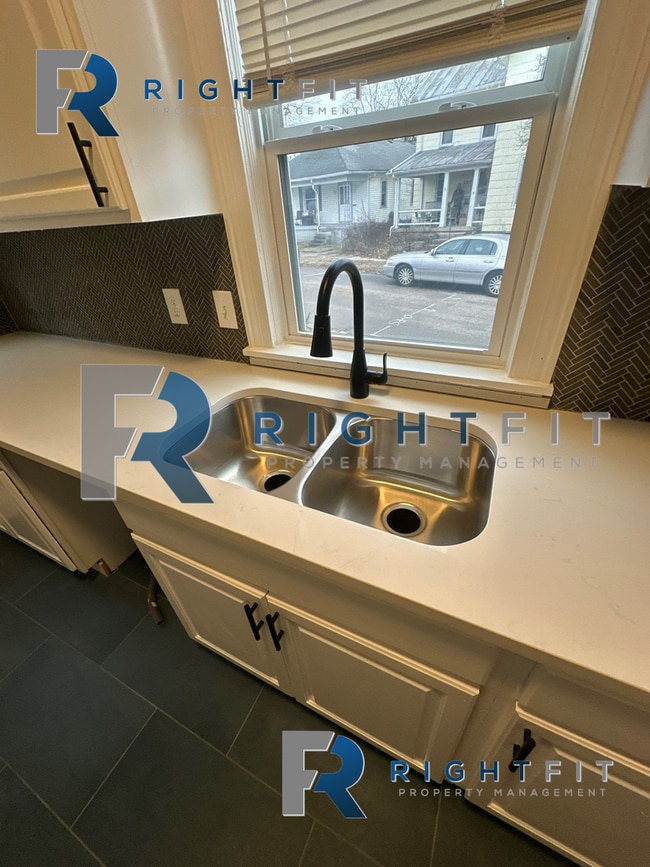 Building Photo - Freshly Renovated Home in Miamisburg