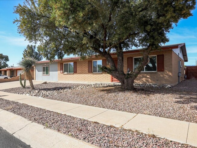 Building Photo - Spacious 4 Bedroom 2 Bathroom home with Private Pool & Arizona Room!