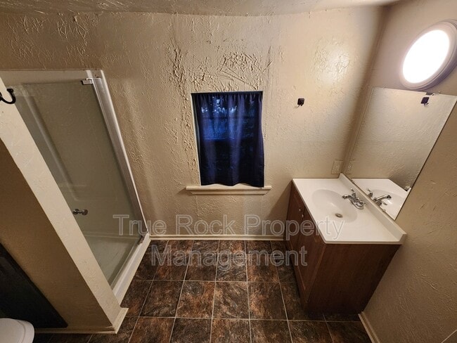 Building Photo - 700 1/2 W 16th Street (BILLS PAID- not including tv or wifi)