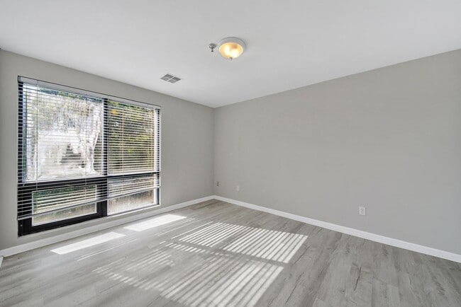 Building Photo - Lovely Two Bed Two Full Bath Condo in Fort...