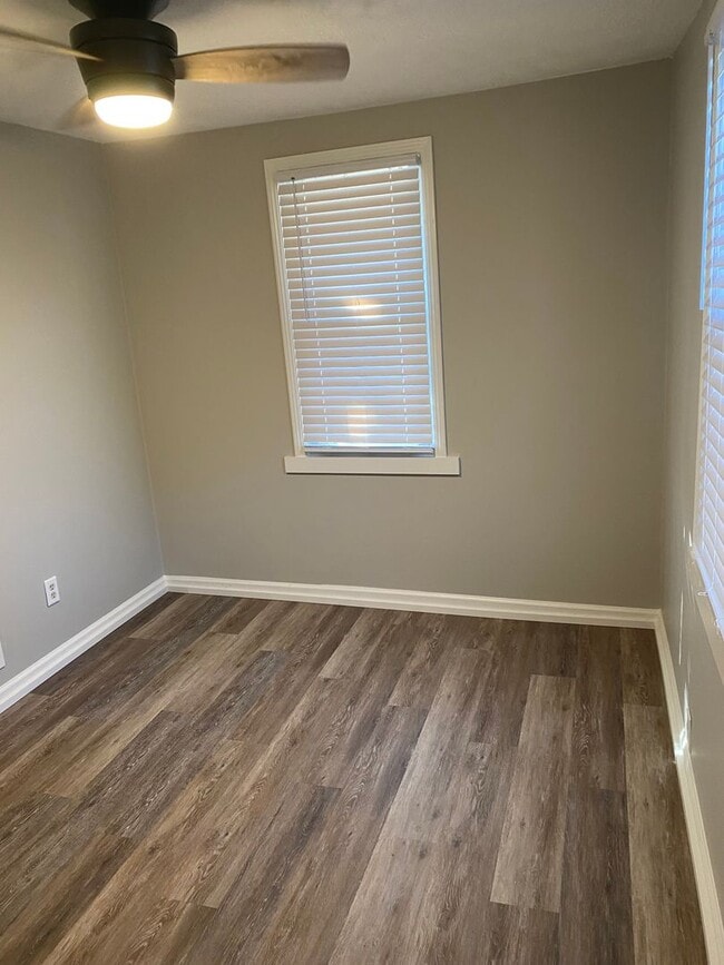 Building Photo - 2 bedroom/1 bath - Available Now