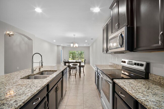 Building Photo - Stunning  2-bedr 2-bath+ Den/office home located in the desirable Lindsford in Fort Myers