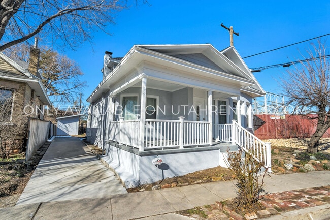 Building Photo - 744 S Roberta St
