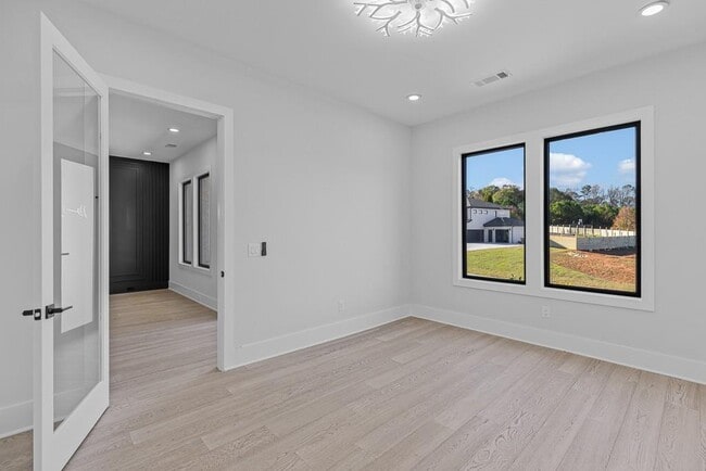 Building Photo - 555 Versailles Dr