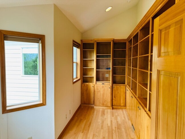Building Photo - Stunning Custom Home with Beautiful Views