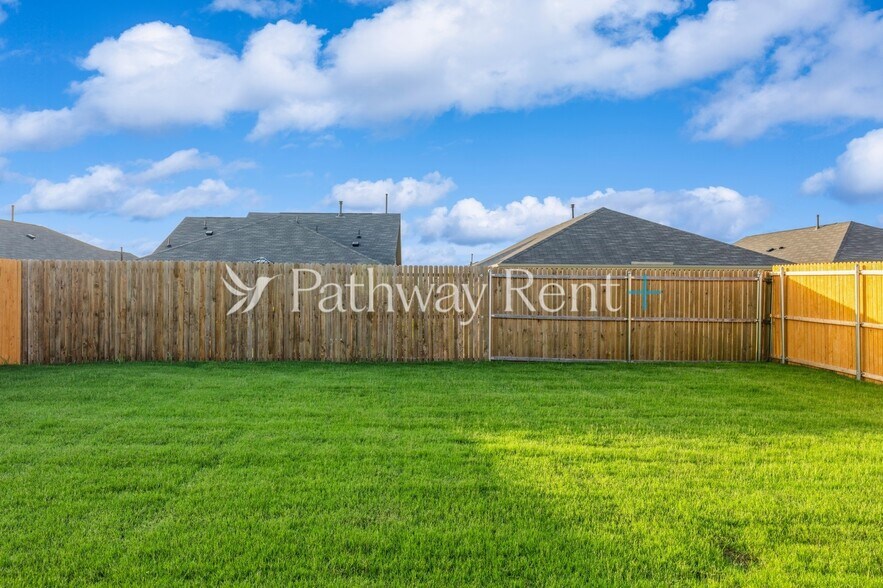 Building Photo - 1255 Falcon Hts Dr
