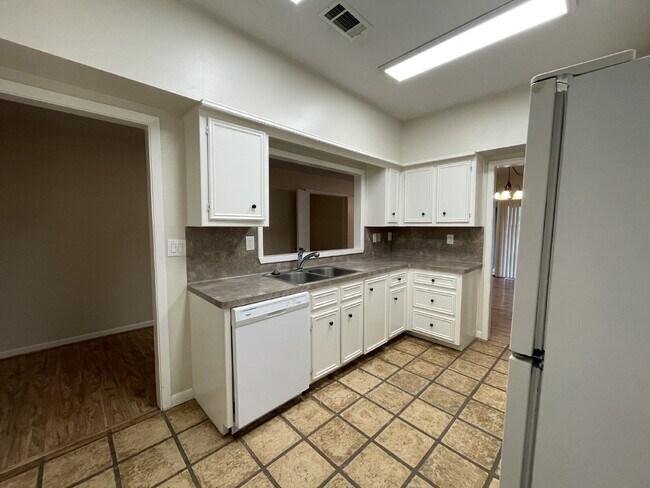 Building Photo - Live in the city of Panorama Village & enjoy all it has to offer: 27-hole golf course, 3 city par...