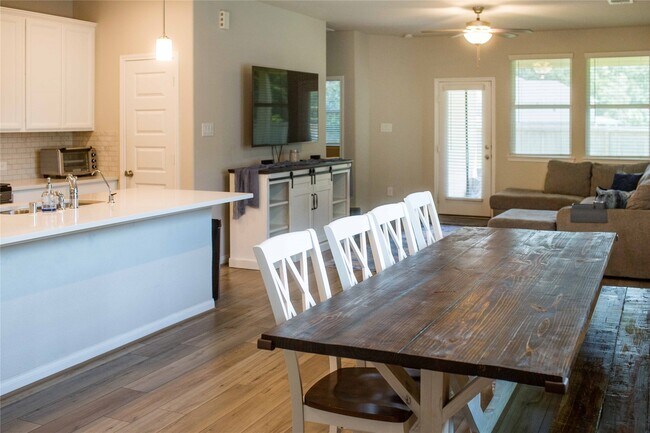 Building Photo - 2115 Bear Oak Ct