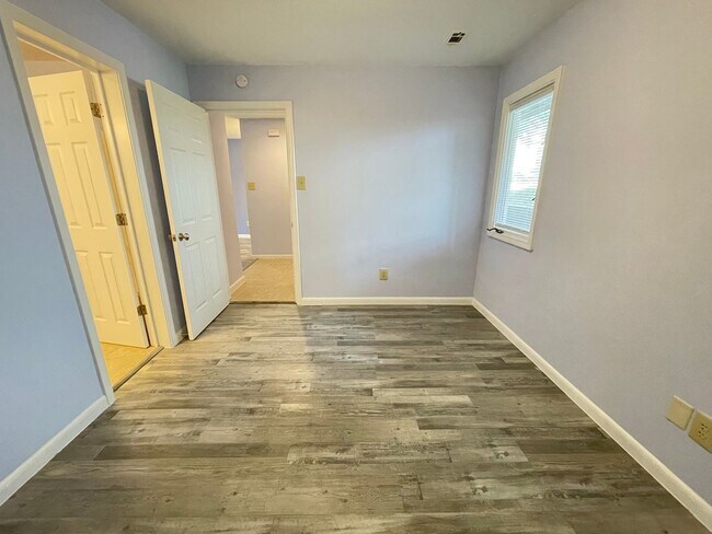 Building Photo - Mill Creek - Updated 2br 2ba garden-style ...