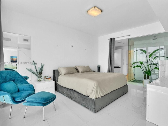 Building Photo - 2020 N Bayshore Dr