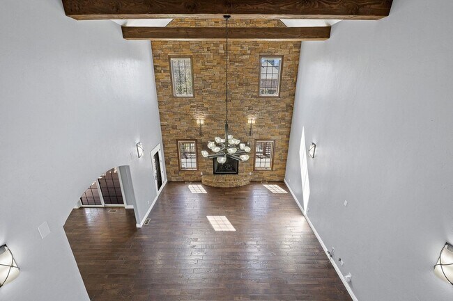 Building Photo - 5 Bedroom Dream Home!