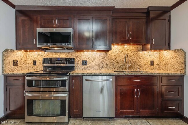 Building Photo - 4599 Cox Dr