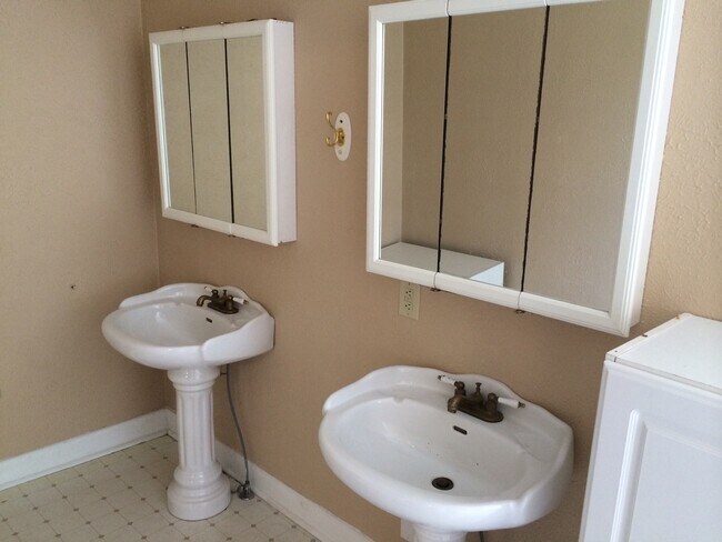 Building Photo - 3 bedroom, 2 bath Historic Home Near Downt...