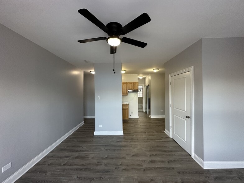 Building Photo - 4756 N Maplewood Ave