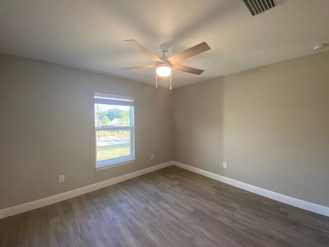 Building Photo - Available December 15th.....Custom Home - Desirable SE Ocala Neighborhood 3/2/2 **WON'T LAST**