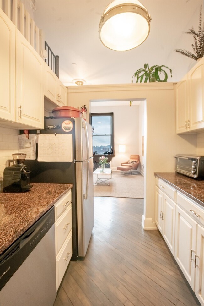 Building Photo - 154 Ogden Ave.