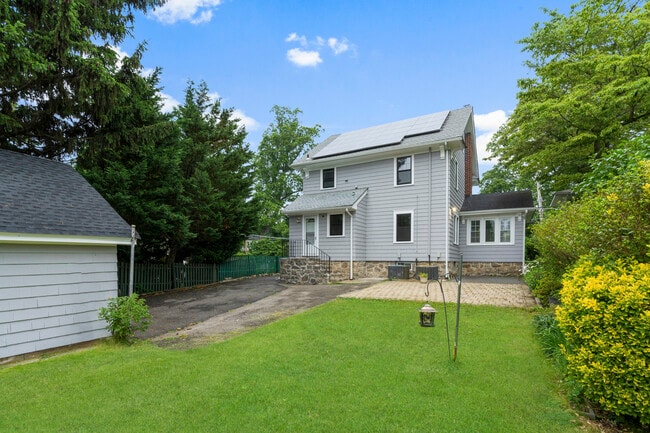 Building Photo - 727 Pelhamdale Ave