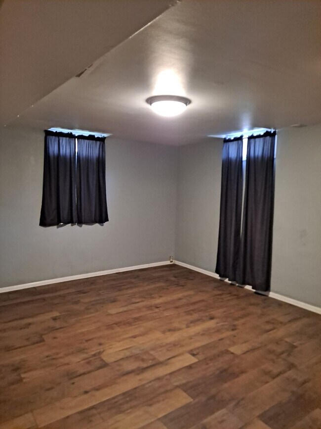 Building Photo - ALL PROSPECTIVE TENANTS MUST SUBMIT A $58 ...