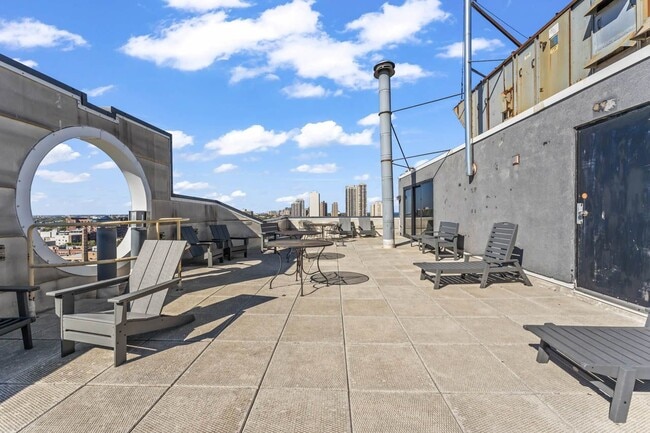 Building Photo - 1309 N Wells St