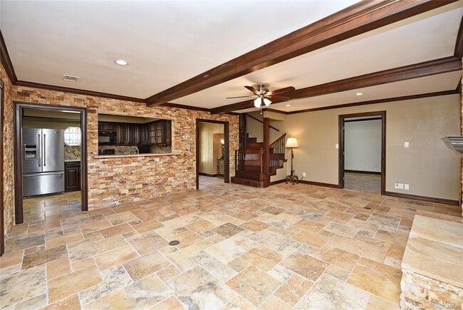Building Photo - 2802 S Doral Dr