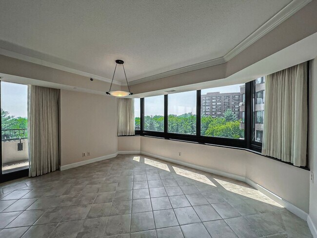 Building Photo - Fantastic 3 Bedroom 3 Bathroom Condo With ...