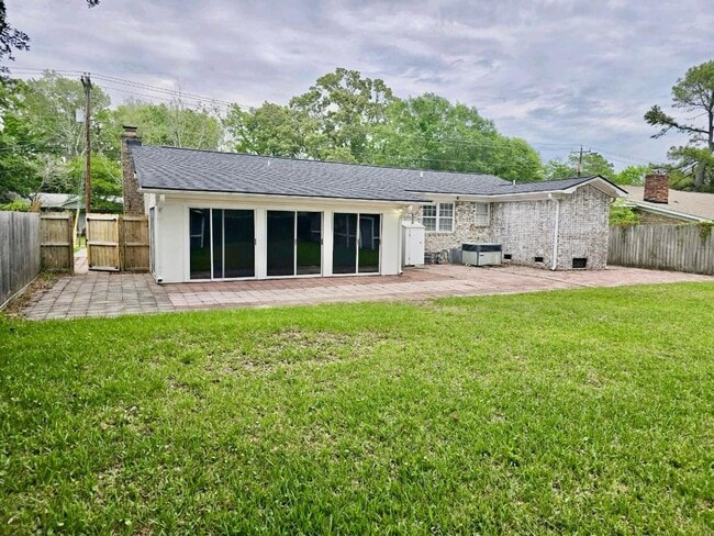 Building Photo - Charming ranch style home