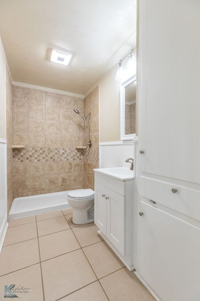 Building Photo - 3 bed, 1.5 bath, XL living room, XL garage...