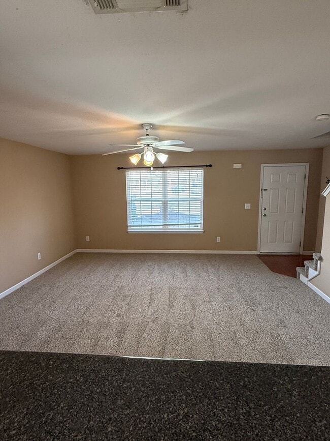 Building Photo - Roommate friendly floorplan minutes from downtown