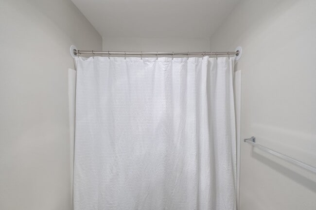 Building Photo - Stylish 2-Bedroom Condo Near OSU – Spaciou...