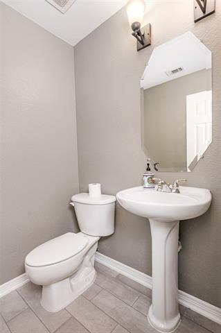 Building Photo - 8609 Forsythia Dr