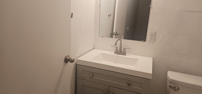 Building Photo - Quaint 2 story Townhome for rent