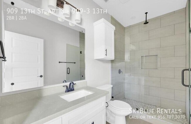 Building Photo - 909 E 13th St