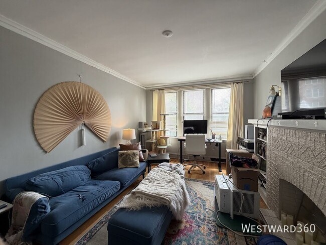 Building Photo - 6051 N Hermitage Ave