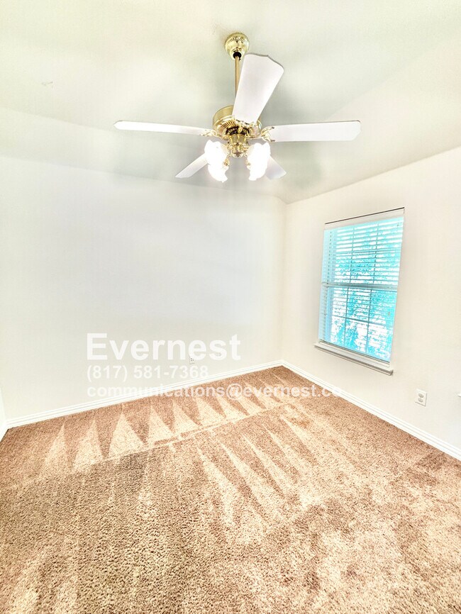 Building Photo - 4-Bedroom Home with Versatile Layout Near ...