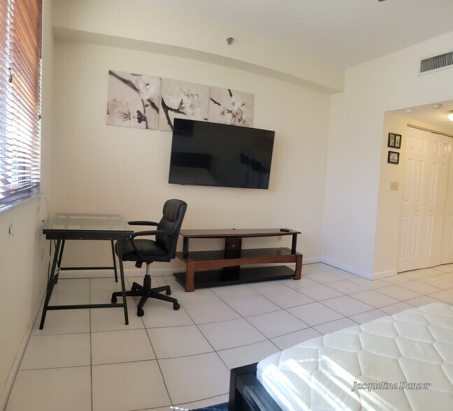 Studio - 540 Brickell Key Dr
