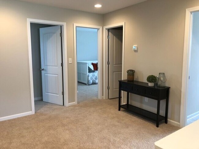 Building Photo - 4 Bedroom Single Family Home