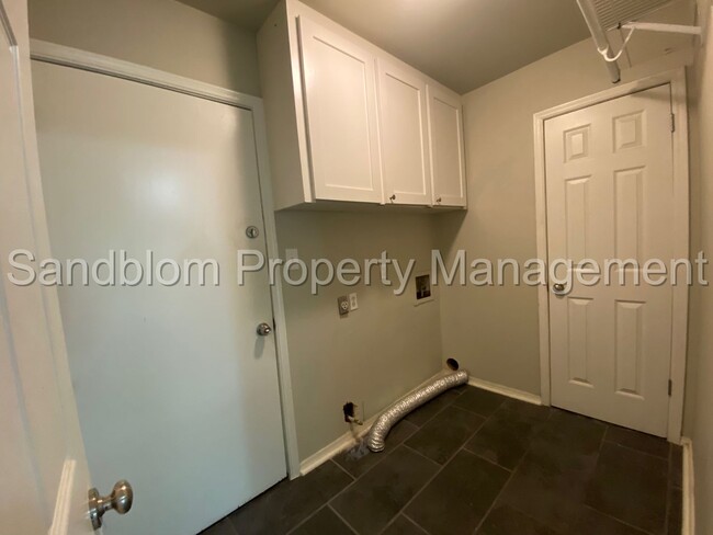 Building Photo - FOR LEASE | Midtown | 3 Bed, 2 Bath Duplex...