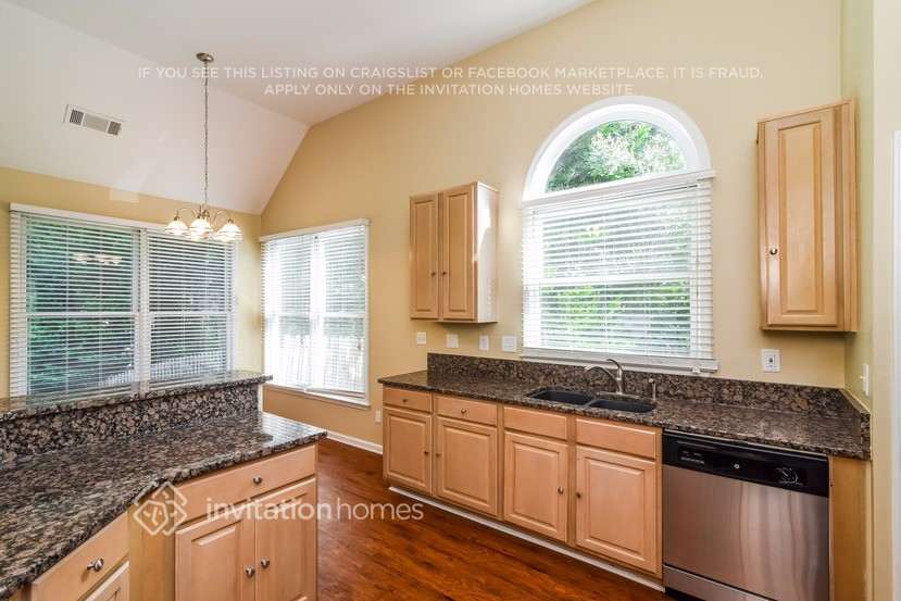 Building Photo - 135 Springlaurel Ct