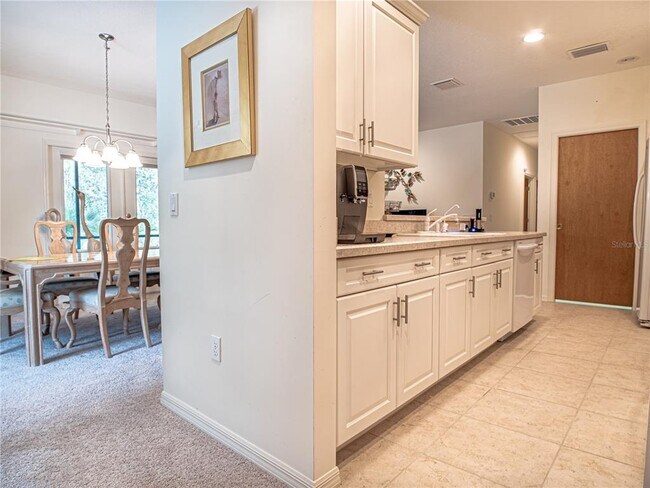 Building Photo - 920 E Lake Dr