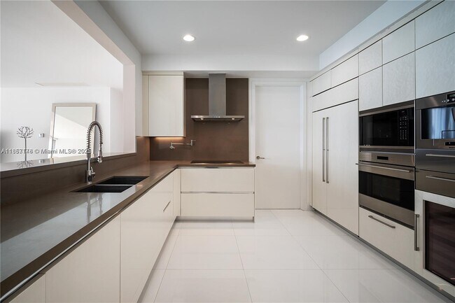 Building Photo - 17475 Collins Ave