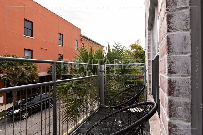 Building Photo - Fully Furnished Townhome w/ Private Garage