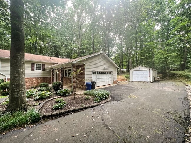 Building Photo - Remarkable Home With Spacious Deck And Detached Parking In A Quiet Cul De Sac In Woodbine Woods