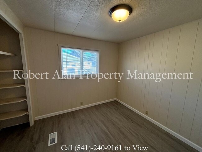 Building Photo - 4008 NE Riverside Ave