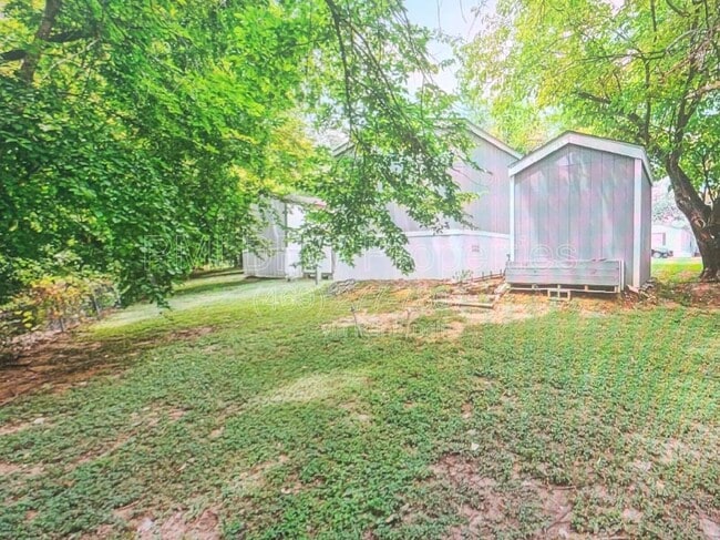 Building Photo - 1240 N Cowan Ave