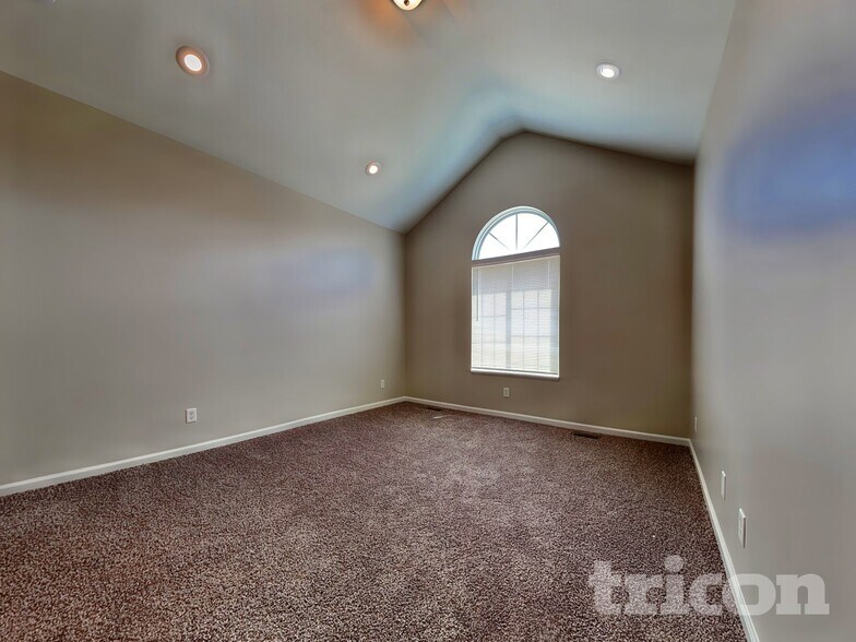 Building Photo - 4682 Bayview Dr