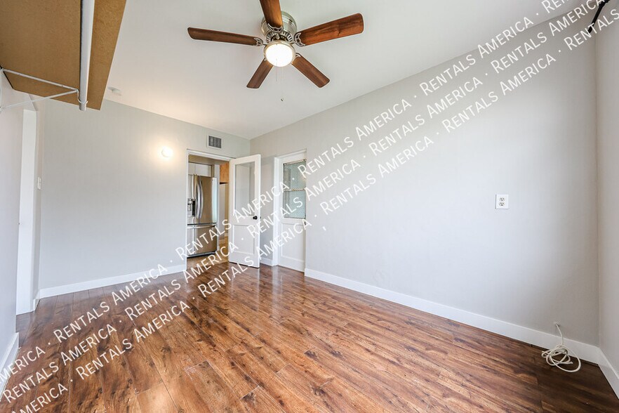 Building Photo - 1723 W Indianola Ave