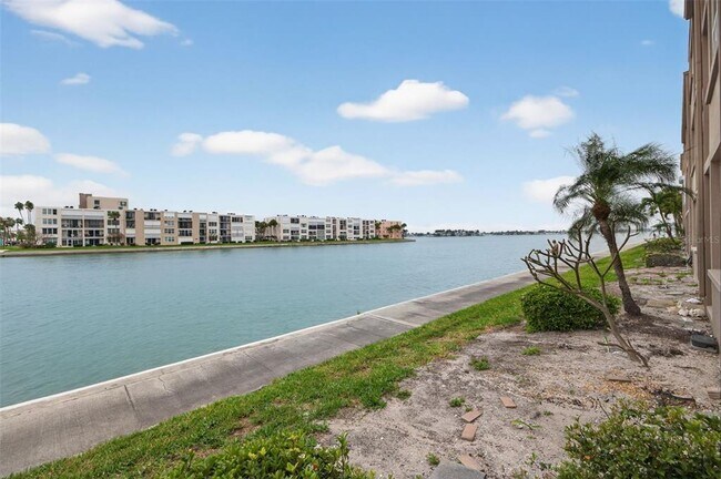 Building Photo - 7540 Bay Island Dr S