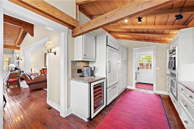 Building Photo - Woods Cove Beach House