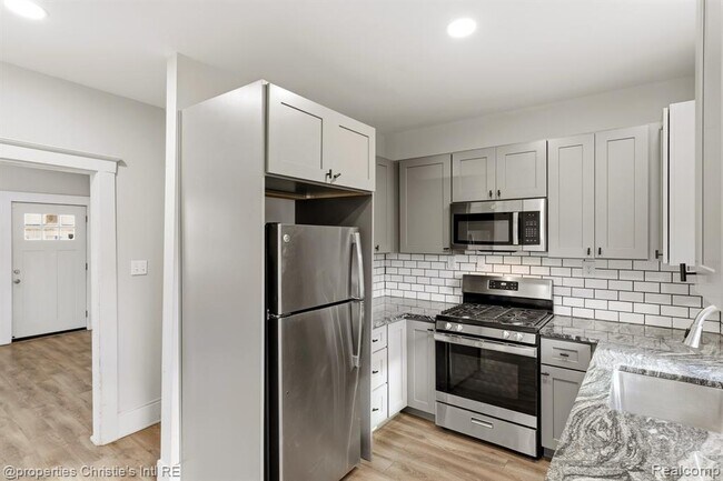 Building Photo - 1953 Brighton St